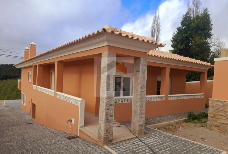 Moradia T3 para Venda em Salir de Matos Foto 3