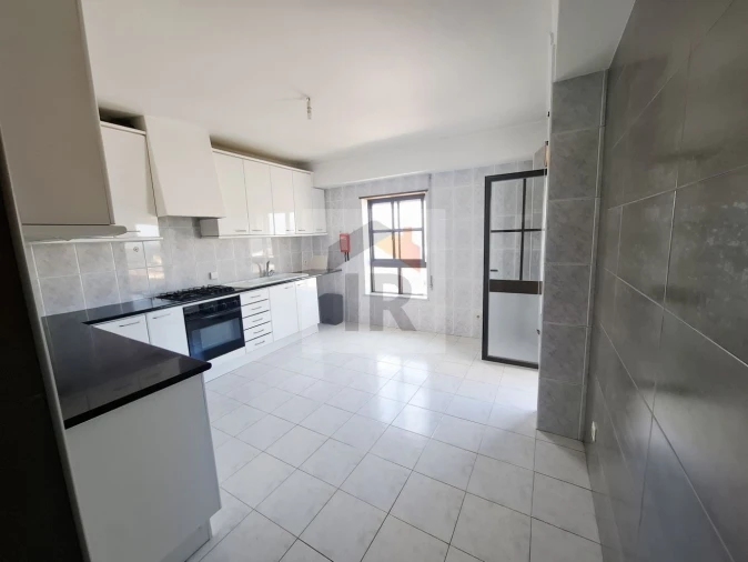 Apartamento T3 para Arrendamento em Nossa Senhora do Pópulo, Coto e São Gregório Foto 13