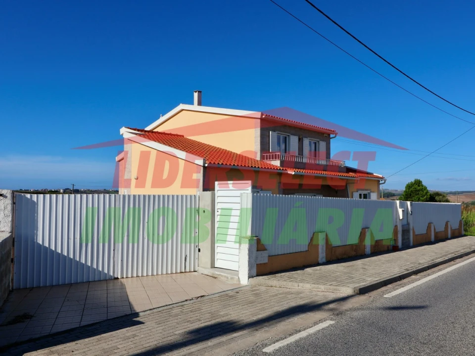 Moradia T4 para Venda em A dos Cunhados e Maceira Foto 2