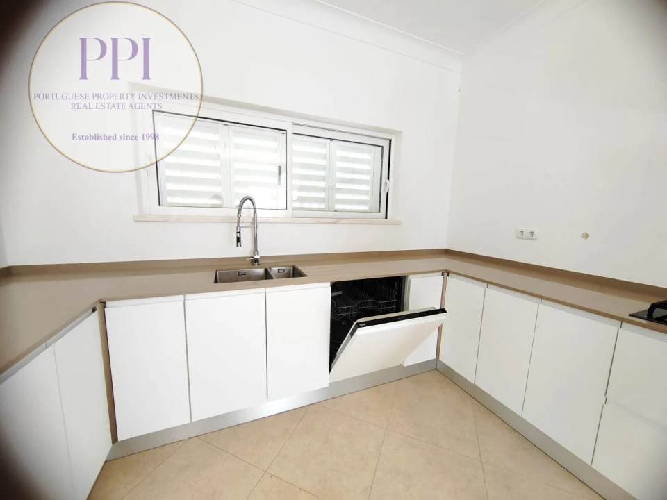 Moradia T4 para Venda em Budens Foto 10