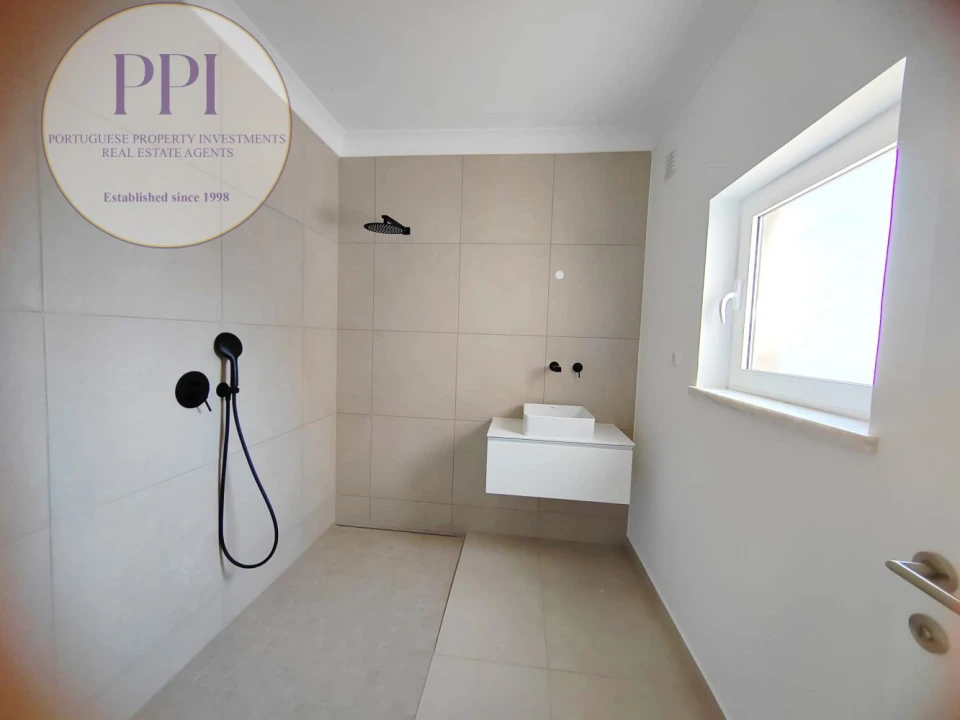 Moradia T4 para Venda em Budens Foto 23