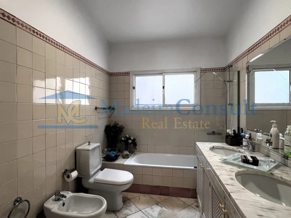 Moradia T4 para Venda em Caniço Foto 10