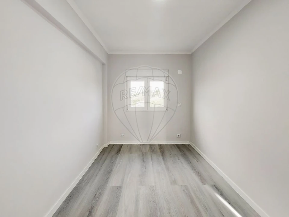 Apartamento T2 para Venda em Pontinha e Famões Foto 16