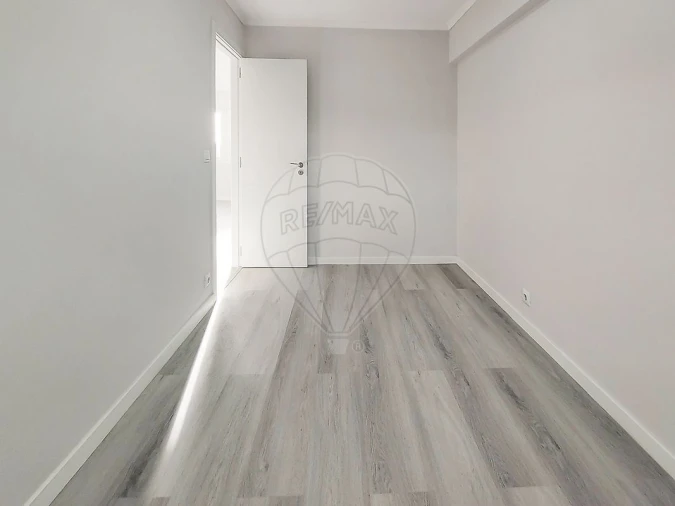 Apartamento T2 para Venda em Pontinha e Famões Foto 5