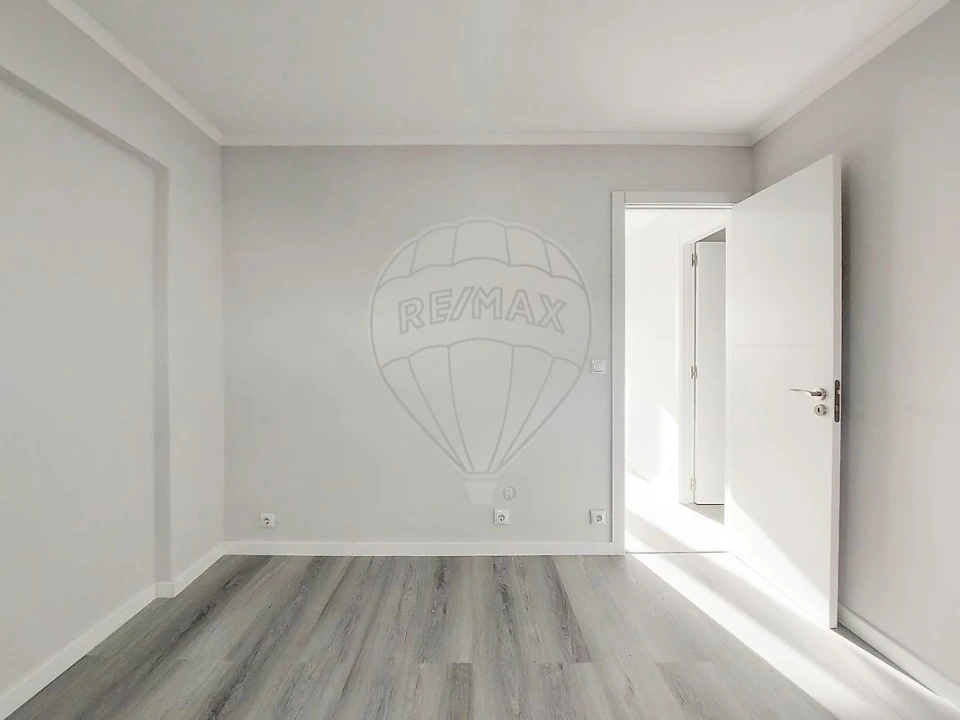 Apartamento T2 para Venda em Pontinha e Famões Foto 4