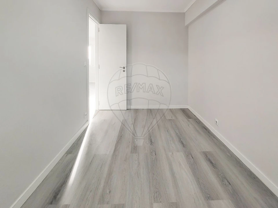 Apartamento T2 para Venda em Pontinha e Famões Foto 5