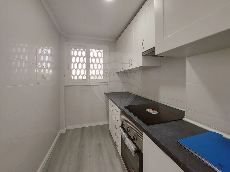 Apartamento T2 para Venda em Pontinha e Famões Foto 8