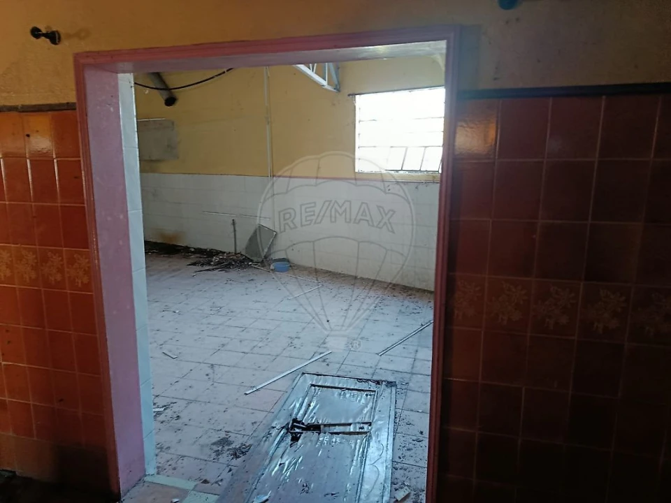 Armazém para Venda em Paços de Brandão Foto 2