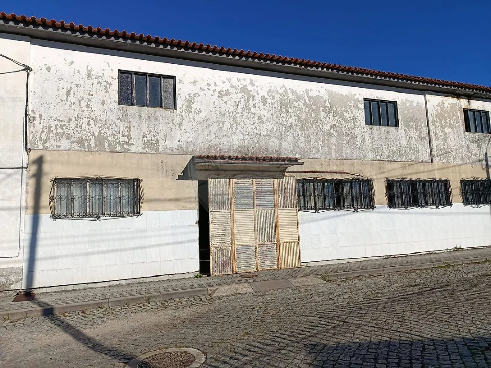 Armazém para Venda em Paços de Brandão Foto 1