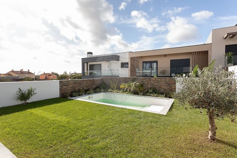 Moradia T4 para Venda em Rio de Mouro Foto 3