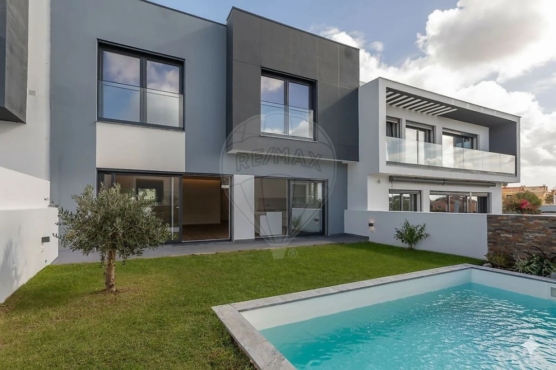 Moradia T4 para Venda em Rio de Mouro Foto 1