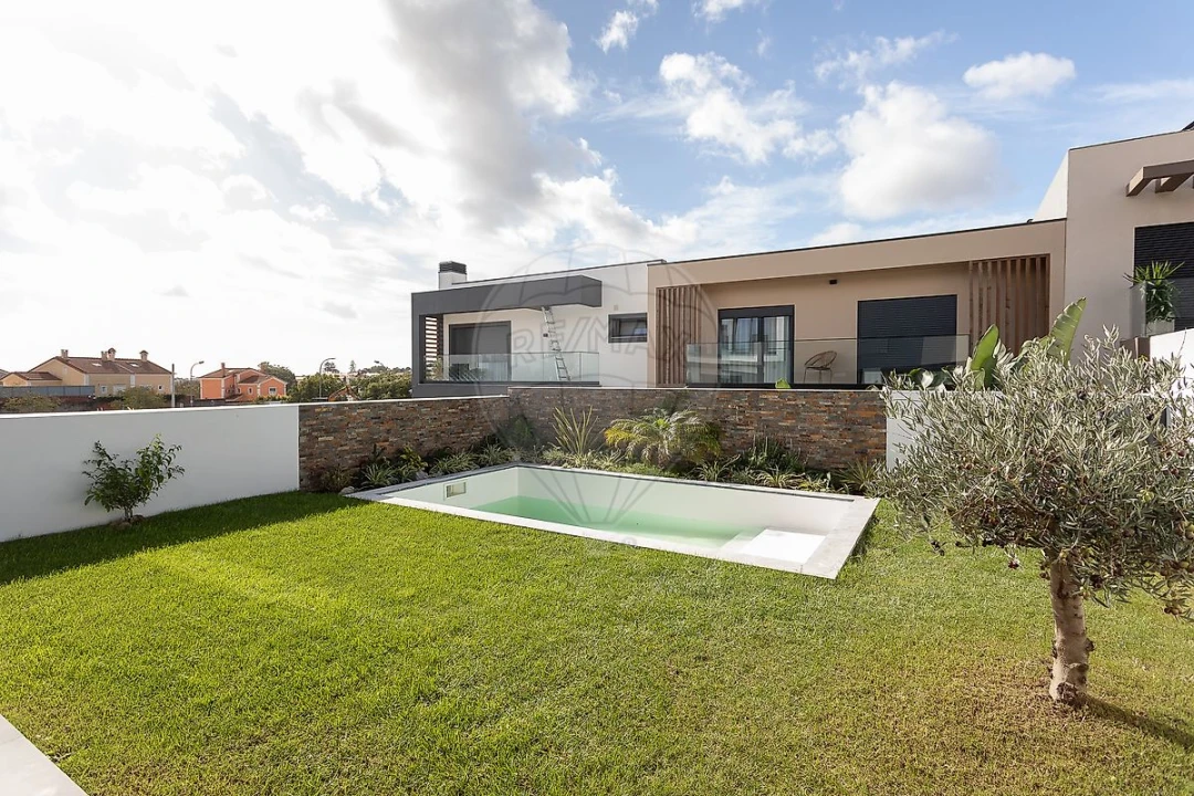 Moradia T4 para Venda em Rio de Mouro Foto 3