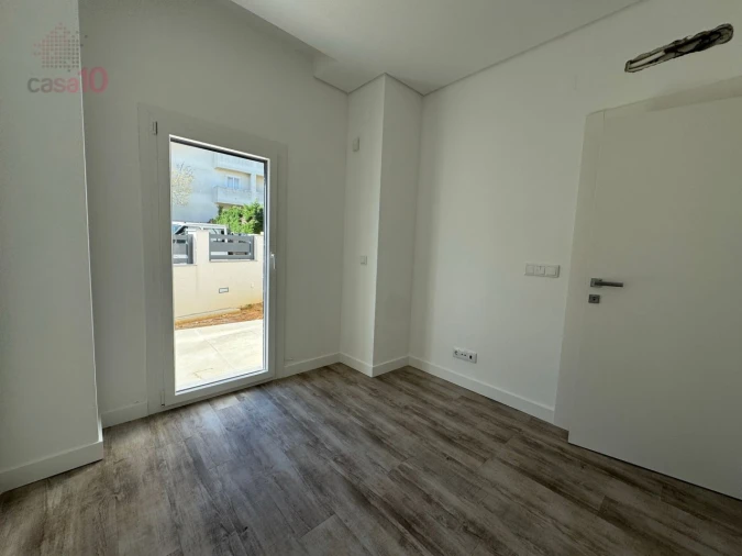 Moradia T7 para Venda em Pontinha e Famões Foto 12