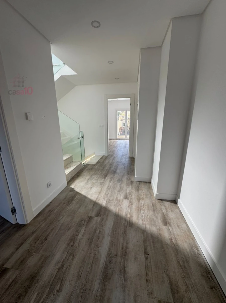 Moradia T7 para Venda em Pontinha e Famões Foto 25