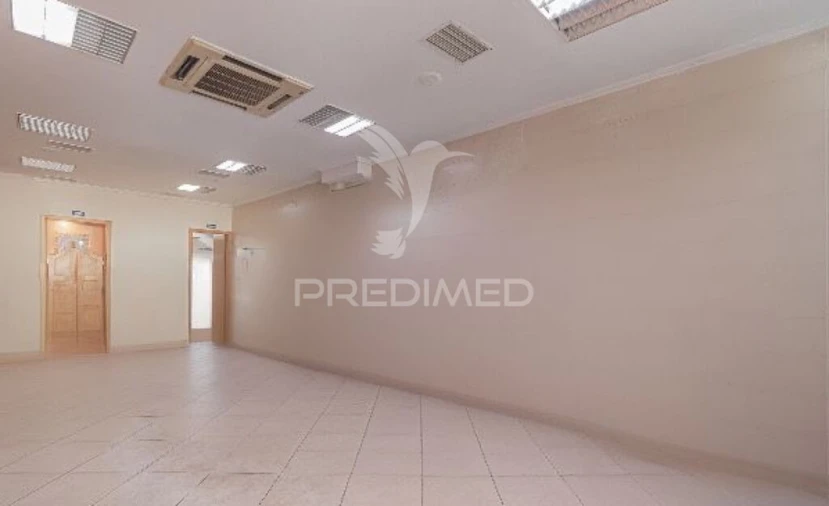 Loja para Arrendamento em Laranjeiro e Feijó Foto 4