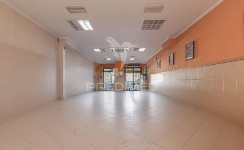 Loja para Arrendamento em Laranjeiro e Feijó Foto 1