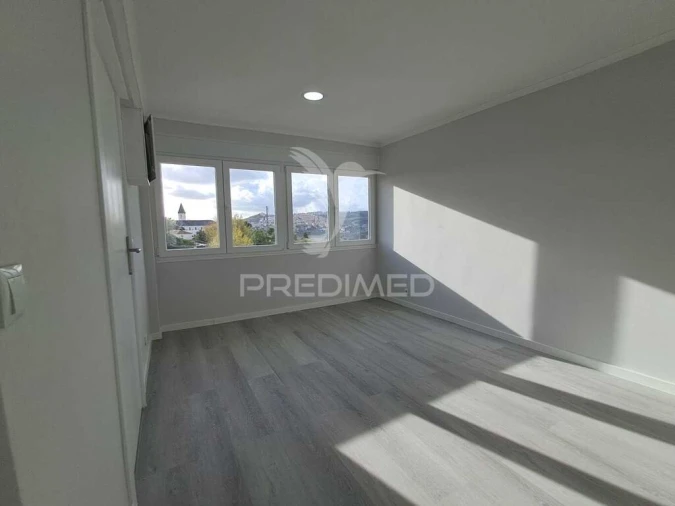 Apartamento T2 para Venda em Pontinha e Famões Foto 5