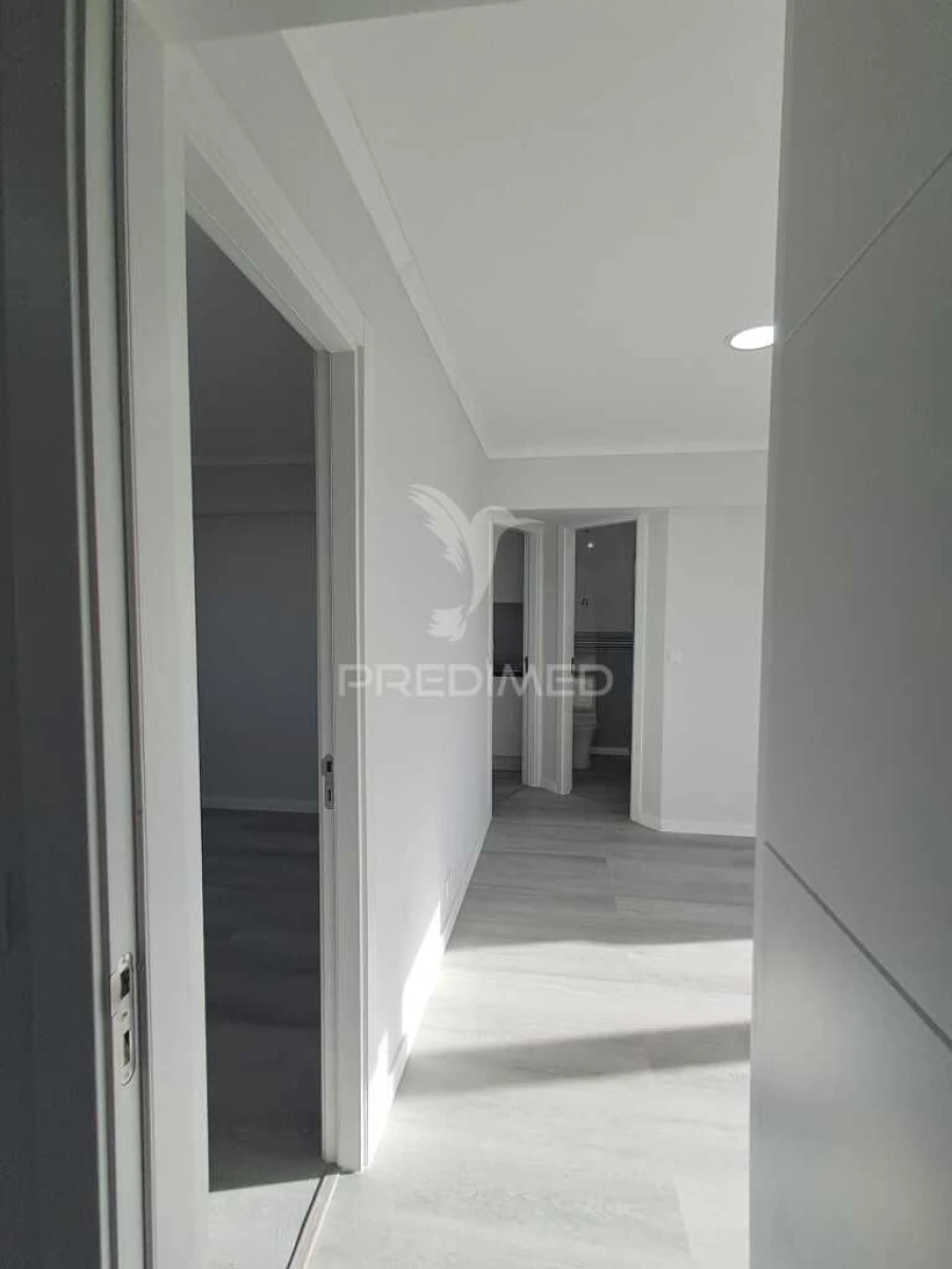 Apartamento T2 para Venda em Pontinha e Famões Foto 9