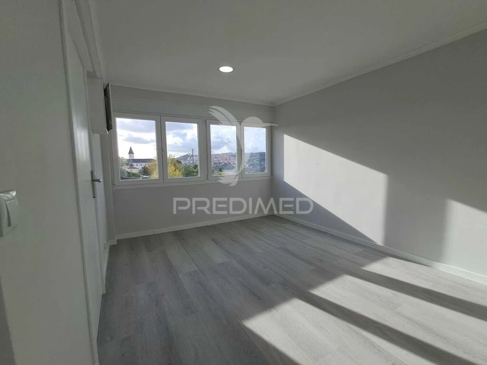 Apartamento T2 para Venda em Pontinha e Famões Foto 5