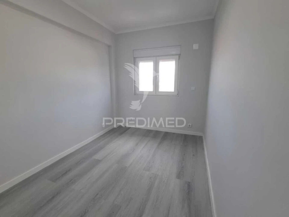 Apartamento T2 para Venda em Pontinha e Famões Foto 13