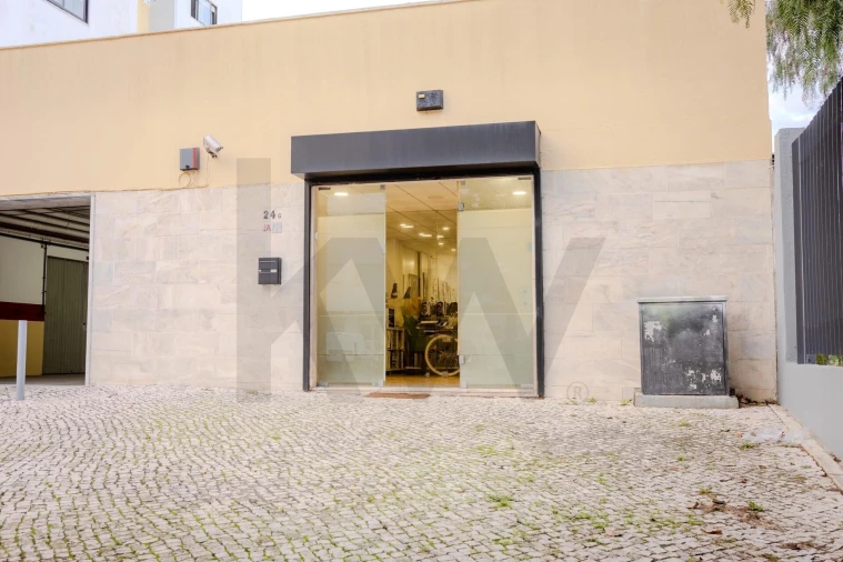 Loja para Venda em Massamá e Monte Abraão Foto 3