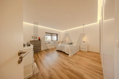 Apartamento T4 para Venda em Massamá e Monte Abraão