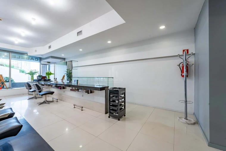 Negócio para Venda em Santa Marinha e São Pedro da Afurada Foto 2