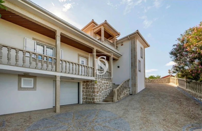 Moradia T6 para Venda em Vilar de Ferreiros Foto 3