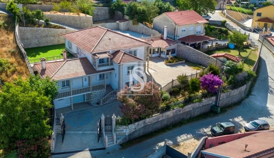 Moradia T6 para Venda em Vilar de Ferreiros Foto 1