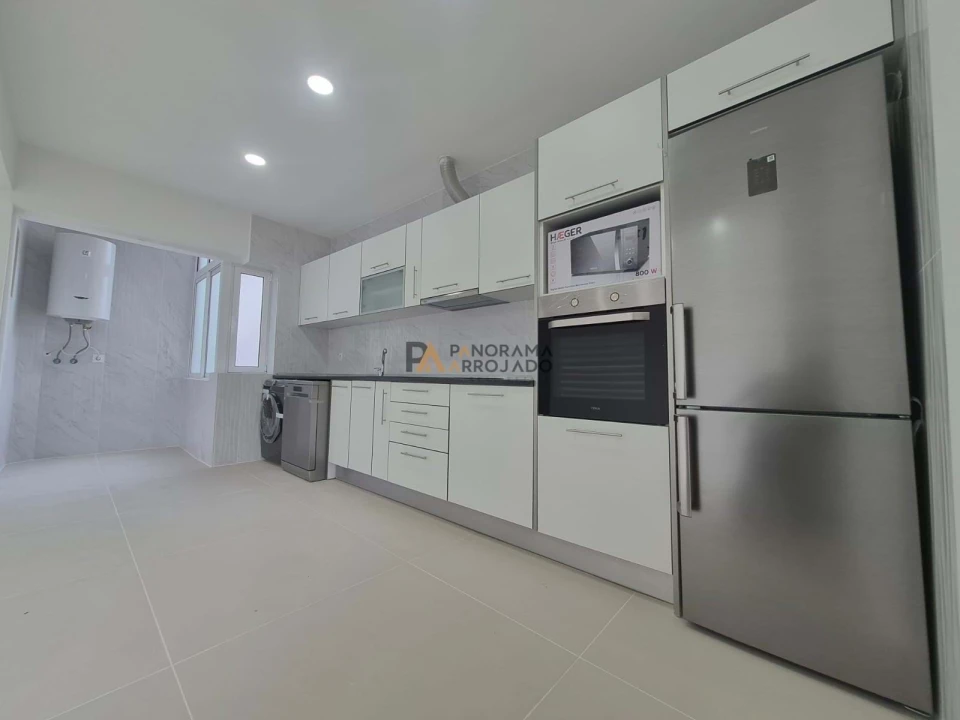 Apartamento T2 para Venda em Laranjeiro e Feijó Foto 1