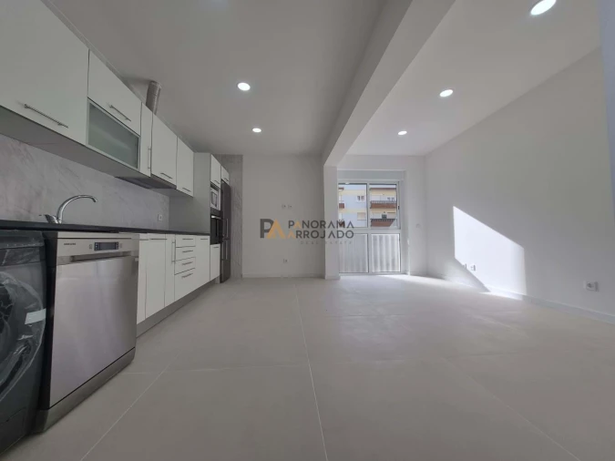 Apartamento T2 para Venda em Laranjeiro e Feijó Foto 2