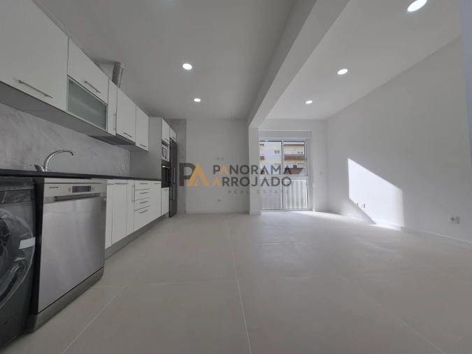 Apartamento T2 para Venda em Laranjeiro e Feijó Foto 2