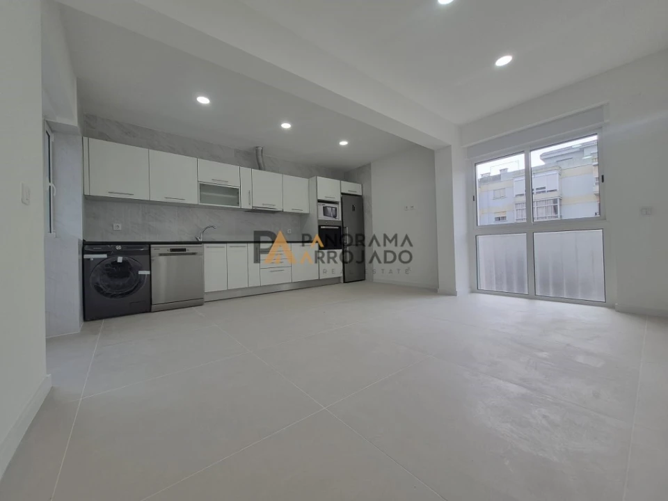 Apartamento T2 para Venda em Laranjeiro e Feijó Foto 1