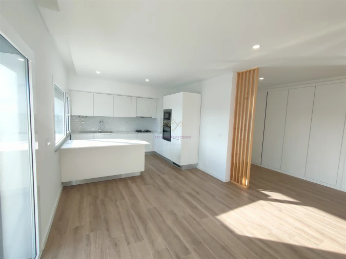 Apartamento T2 para Arrendamento em Pontinha e Famões Foto 8