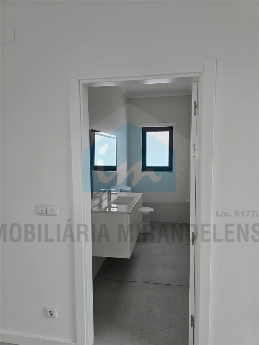 Moradia T4 para Venda em Mirandela Foto 6