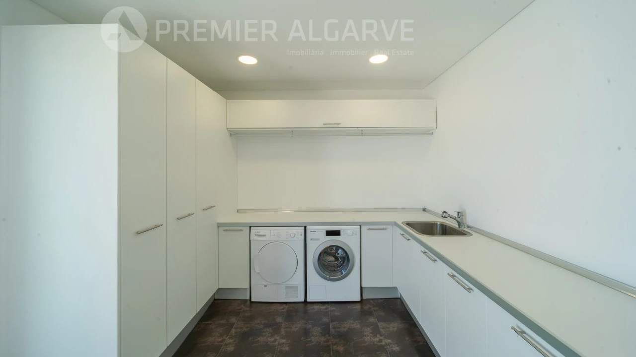 Moradia T4 para Venda em Quelfes Foto 11