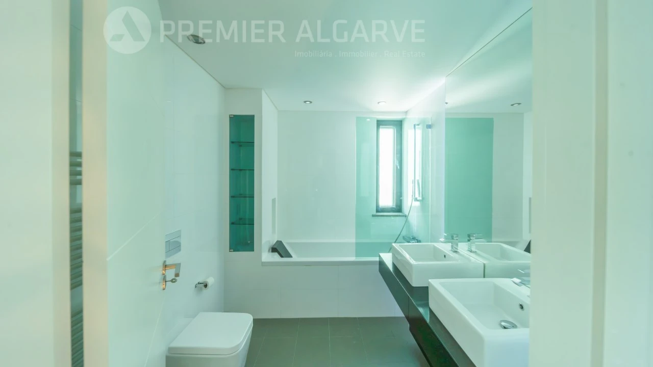 Moradia T4 para Venda em Quelfes Foto 16