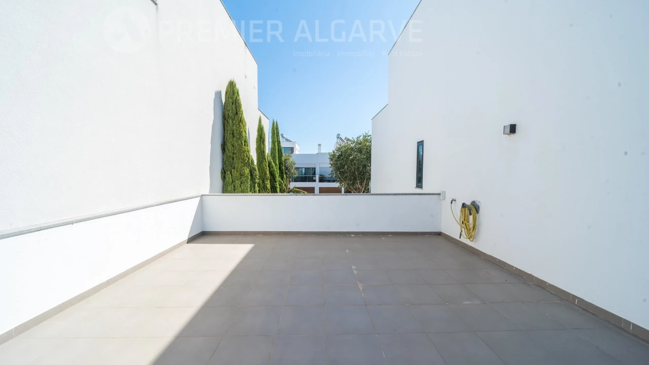 Moradia T4 para Venda em Quelfes Foto 18