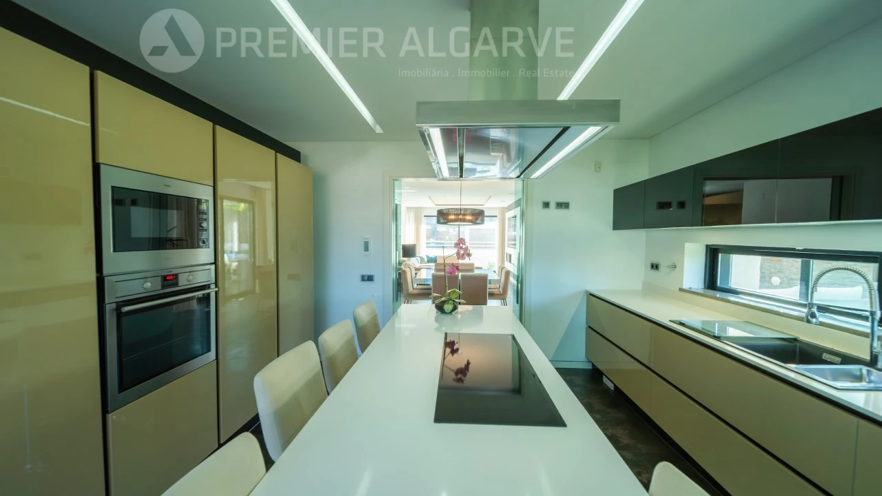 Moradia T4 para Venda em Quelfes Foto 3