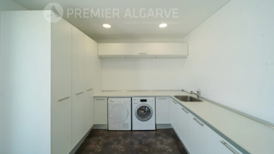 Moradia T4 para Venda em Quelfes Foto 12