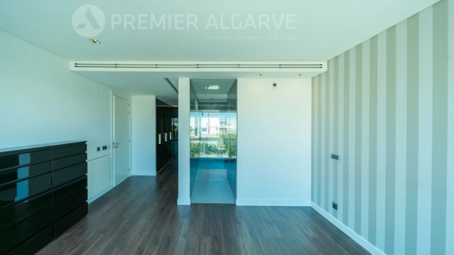 Moradia T4 para Venda em Quelfes Foto 24