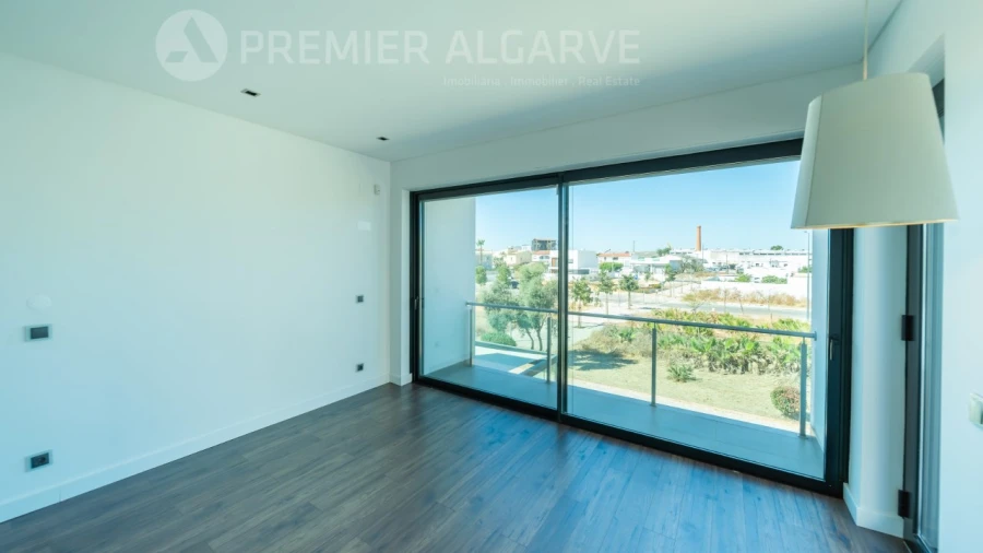 Moradia T4 para Venda em Quelfes Foto 23