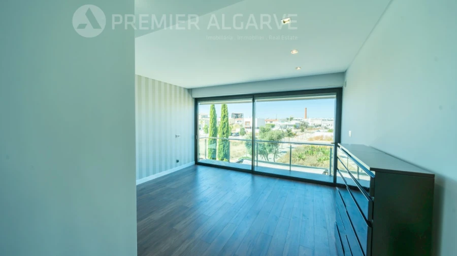 Moradia T4 para Venda em Quelfes Foto 27