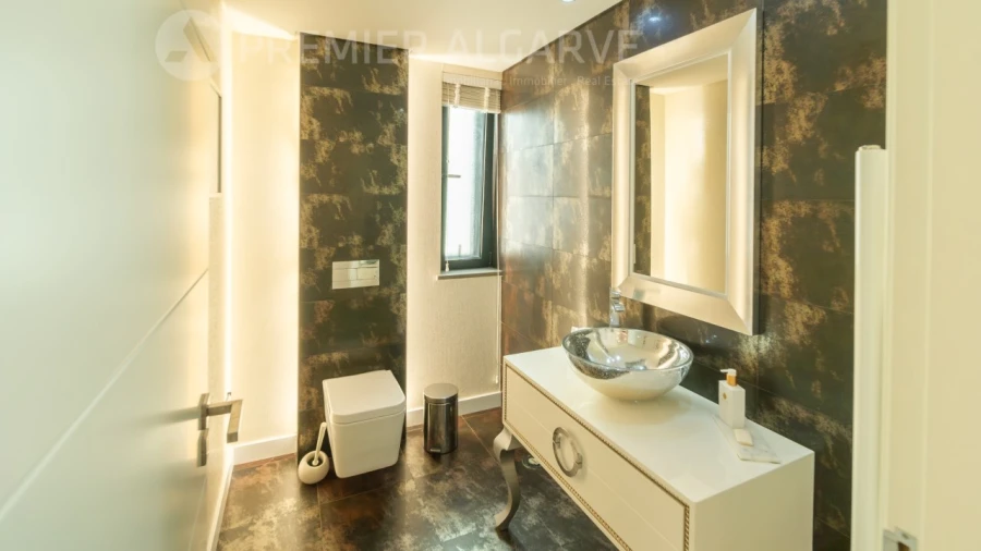 Moradia T4 para Venda em Quelfes Foto 9