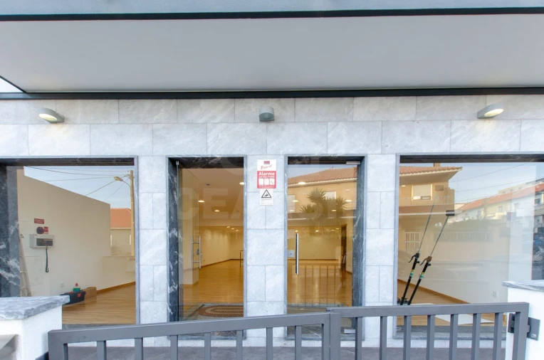 Loja para Arrendamento em São Domingos de Rana Foto 2