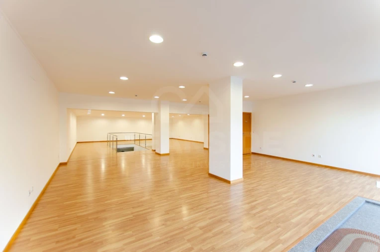 Loja para Arrendamento em São Domingos de Rana Foto 6