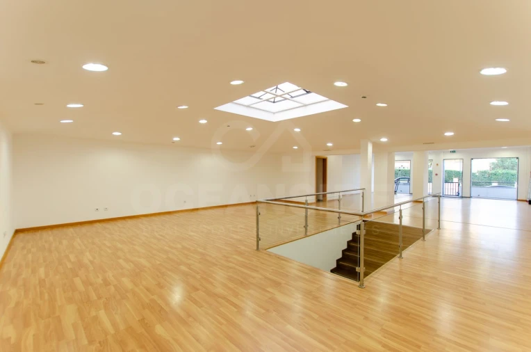 Loja para Arrendamento em São Domingos de Rana