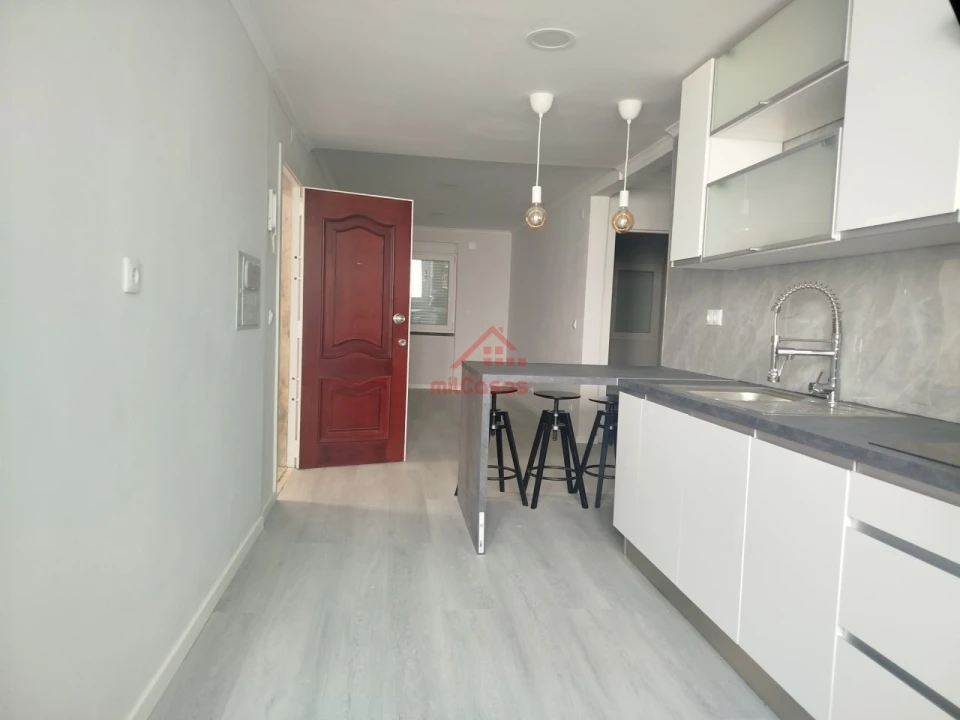 Apartamento T2 para Venda em Benfica Foto 5