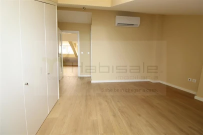 Apartamento T2 para Venda em Massamá e Monte Abraão