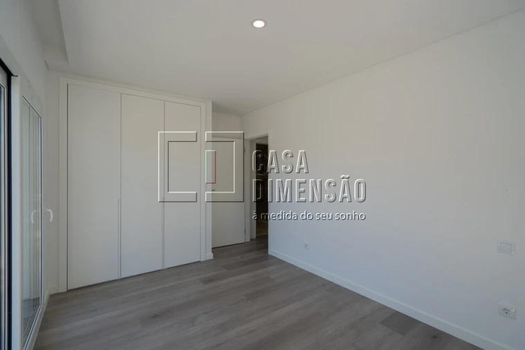 Moradia T4 para Venda em Corroios Foto 39